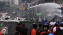 Petugas membubarkan massa dengan mengunakan water canon saat penggusuran Kampung Pulo, Jakarta, Kamis (20/8/2015). Penggusuran pemukiman Kampung Pulo dilakukan oleh 2.200 personel gabungan untuk normalisasi Sungai Ciliwung. (Liputan6.com/Herman Zakharia)
