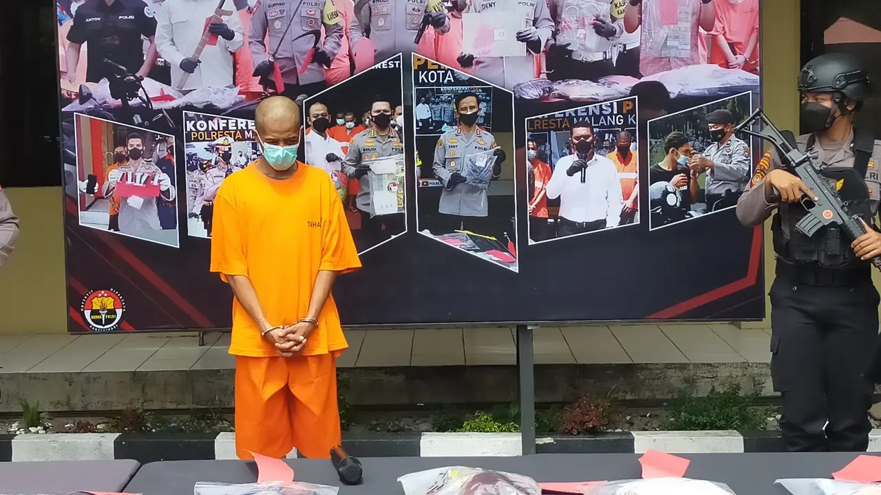 YR, guru tari tersangka pencabulan anak didik ditangkap polisi. (Zainul/Liputan6.com)