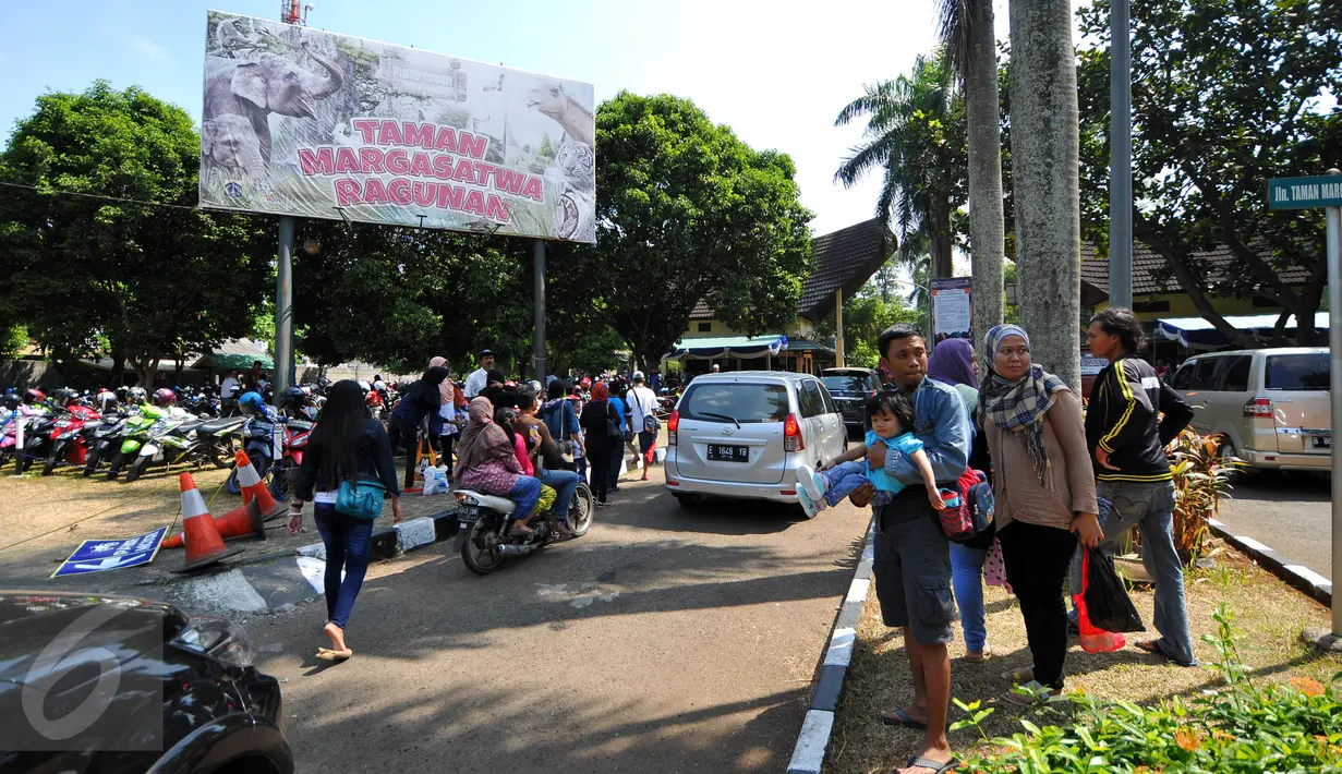 Pada hari kedua Lebaran, masyarakat Indonesia memanfaatkannya dengan berkunjung ke Tempat Wisata. (Liputan6.com/Yoppy Renato)