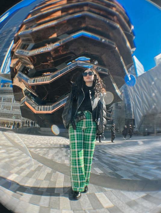 <p>Begini look Febby Rastanty saat memakai kacamata hitam yang kece abis. (FOTO: instagram.com/febbyrastanty/)</p>