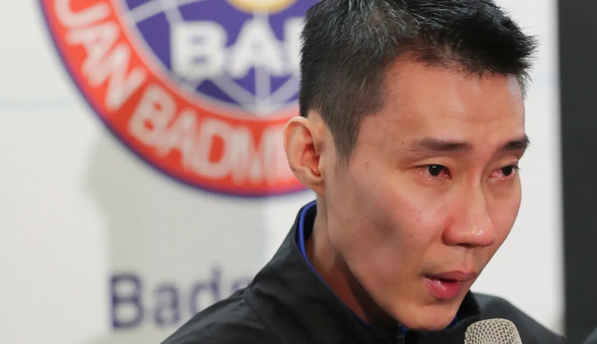 Pebulutangkis Malaysia, Lee Chong Wei (36) mengumumkan pensiun melalui konferensi pers di Putrajaya, Kamis (13/6/2019). Setelah berkarier selama 19 tahun di dunia bulu tangkis, Lee Chong Wei akhirnya memutuskan untuk menggantung raket alias pensiun. (AP Photo/Vincent Thian)