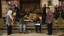 Panitia pernikahan Putri Presiden Joko Widodo, Kahiyang Ayu dan Bobby Nasution melakukan prosesi dalam geladi resik di Graha Saba, Solo, Senin (6/11). Kahiyang Ayu akan menikah dengan Bobby Nasution pada Rabu (8/11) lusa. (Liputan6.com/Angga Yuniar)