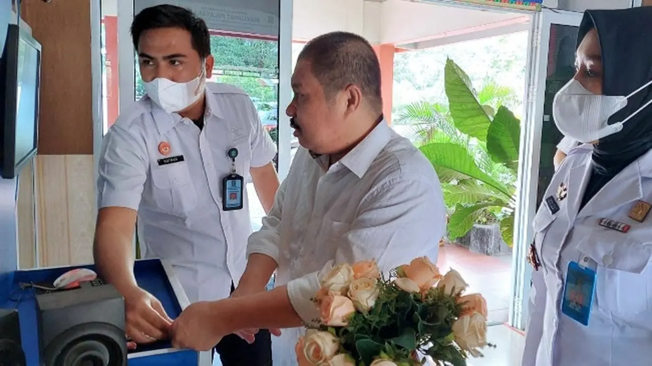Mantan Bupati Bengkalis Amril Mukminin saat mengisi data sebelum meninggalkan Rutan Pekanbaru karena mendapatkan pembebasan bersyarat.