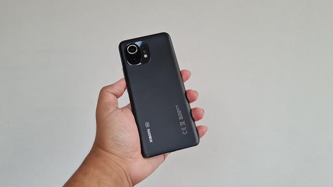 Penampakan Xiaomi Mi 11 yang baru meluncur di Indonesia. (Liputan6.com/Agustinus M. Damar)