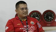 Ketua Umum The Jakmania, Diky Soemarno, saat bermain FIFA 20 di Kantor KLY, Gondangdia, Kamis (25/6/2020). Acara bertajuk BOLA Esports Challenge ini mempertemukan pemain Persija dengan The Jakmania pada pertandingan  FIFA 20. (Bola.com/M Iqbal Ichsan)