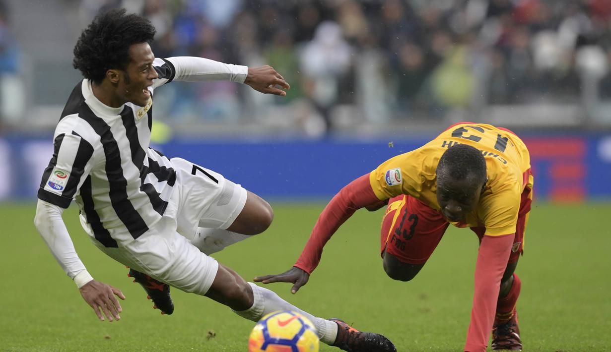Gelandang Benevento, Yussif Chibsah, berusaha melewati gelandang Juventus, Juan Cuadrado, pada laga Serie A Italia di Stadion Allianz, Turin, Minggu (5/11/2017). Juventus menang 2-1 atas Benevento. (AFP/Miguel Medina)