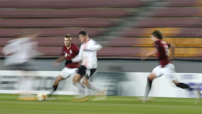 Penyerang AC Milan, Lorenzo Colombom menantang bek Sparta Praha, Dominik Plechaty pada pertandingan grup H Liga Eropa UEFA di Stadion Generali Arena, Jumat (11/12/2020) dinihari WIB. AC Milan menutup fase grup Liga Europa dengan kemenangan tipis 1-0 atas Sparta Praha. (AP Photo/Petr David Josek)