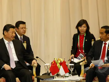 Presiden Indonesia, Joko Widodo (kanan) berbincang dengan presiden Tiongkok, Xi Jinping saat melakukan pertemuan bilateral di area penyelenggaraan KTT Asia Afrika 2015, di Jakarta Convention Center, Rabu (22/4/2015). (Liputan6.com/Herman Zakharia)