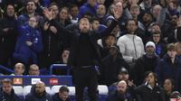 Pelatih Chelsea Graham Potter memberi isyarat selama matchday ketiga Grup E Liga Champions 2022/23 menghadapi AC Milan di Stamford Bridge, Kamis (6/10/2022) dini hari WIB. Dalam laga ini, Chelsea menggilas AC Milan dengan skor 3-0. (AP Photo/Ian Walton)