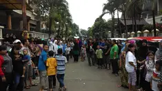 Ribuan masyarakat datang meramaikan area rumah kediaman almarhum Olga Syahputra, Jakarta, Sabtu (28/3/2015). Mereka ingin memberikan penghormatan terakhir untuk Olga Syahputra. (Liputan6.com/Fachrur Rozie)