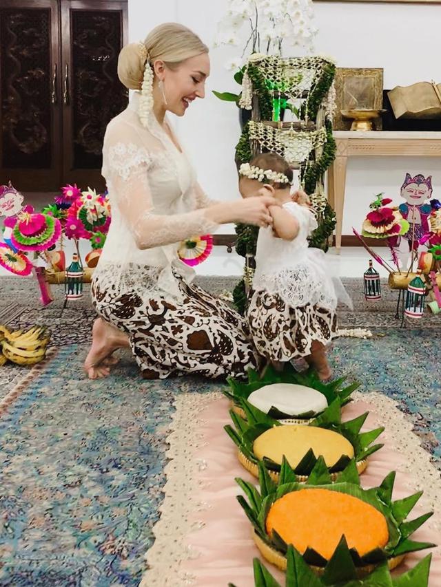 Curi Perhatian di Acara Tedak Siten, Ini 6 Momen Varsha Strauss Jahit Sendiri Kebaya Putrinya