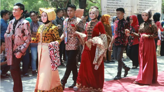 Mahasiswa Unija Sedang Memperingati Hari Batik Nasional Dengan Memperagakan Batik Khas Daerah Sumenep (Liputan6.com/Mohamad Fahrul).