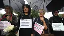 Istri aktivis Munir, Suciwati (kedua kiri) bersama Jaringan Solidaritas Korban untuk Kekerasan melakukan aksi Kamisan ke-427 di Jakarta, (21/1). Aksi ini meminta pemerintah untuk menyelesaikan kasus pelanggaran HAM. (Liputan6.com/Immanuel Antonius)