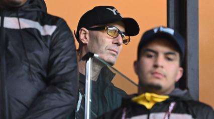 Legenda sepak bola Prancis, Zinedine Zidane menonton laga Grup E Piala Afrika 2025 antara Aljazira melawan Sudan di Moulay Hassan Stadium, Rabat, Markoko, Rabu (24/12/2025) malam WIB. (AFP/Sbastien Bozon)