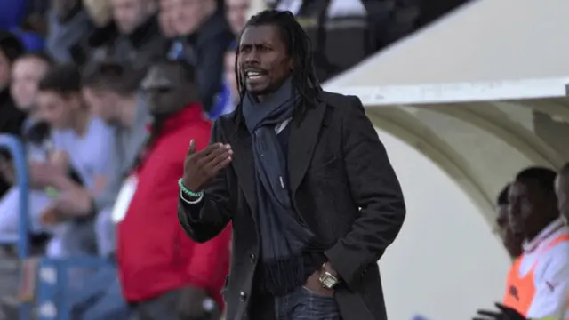 Berbeda dengan pelatih lainnya yang terlihat rapi dengan potongan rambut cepak dan klimis, Cisse justru tampil nyentrik.