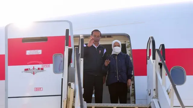 Presiden Jokowi dan Ibu Negara Iriana bersiap terbang ke Moskow, Rusia untuk bertemu Presiden Vladimir Putin, Kamis (30/6/2022). (Foto: Sekretariat Presiden)