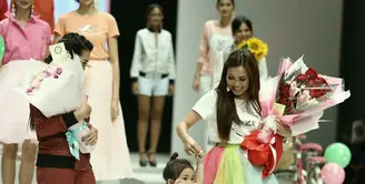 Peribahasa buah jatuh tak jauh dari pohonnya sepertinya cocok untuk Ayu Ting Ting dan Bilqis Khumairah Razak. Gadis kecil berusia tiga tahun ini nampaknya mengikuti jejak sang ibu yang menggeluti dunia entertainment.  (Galih W. Satria/Bintang.com)