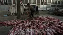Seorang wanita saat melepaskan bulu rubah dari badannya di desa Nanzhuang, Cina, (11/12). Sebagian besar penduduk desa ini menggunakan Rubah, Anjing dan hewan lainnya untuk diperjualbelikan bulunya. (REUTERS/William Hong)