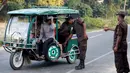 Tentara Banglades memeriksa kendaraan yang melewati perbatasan, Banglades, Senin (21/11). Penjagaan dilakukan karena banyaknya muslim Rohingya yang memasuki wilayah mereka. (REUTERS/Mohammad Ponir Hossain)