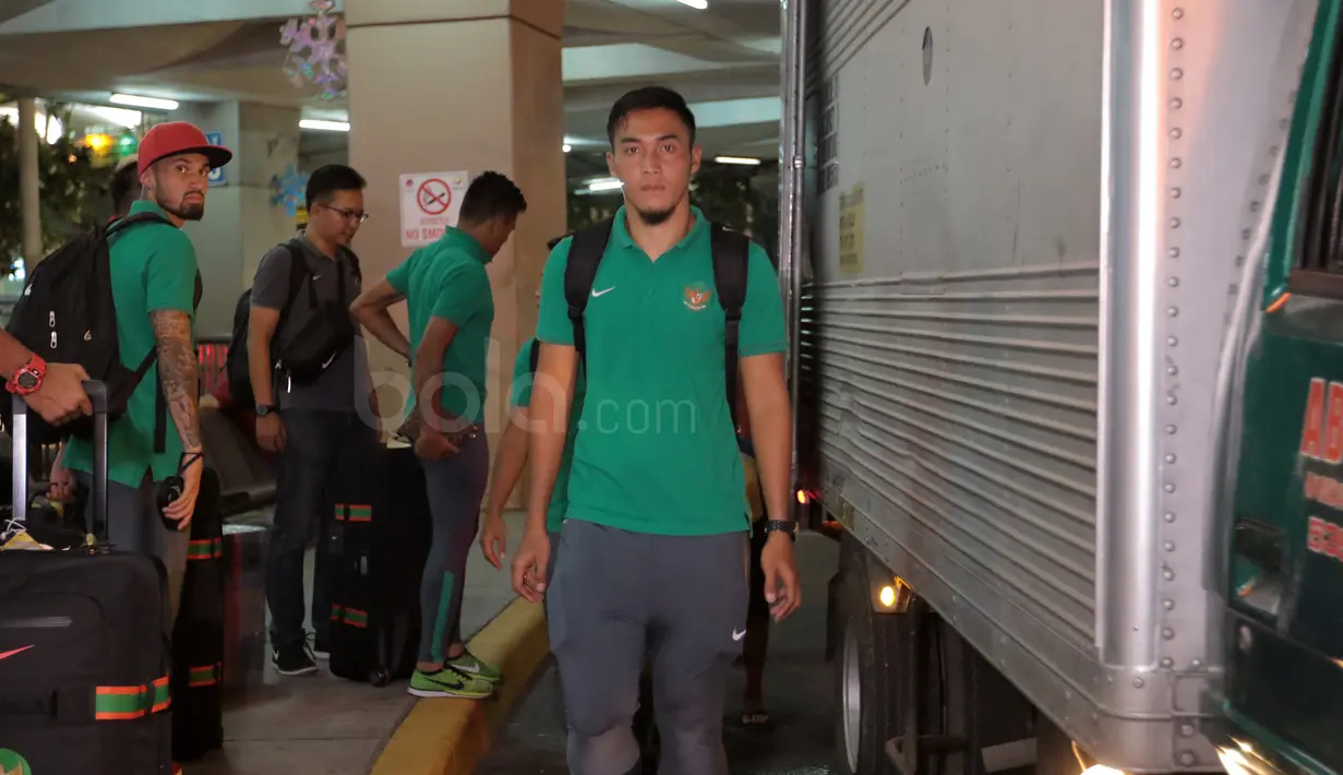 Para pemain Timnas Indonesia saat memasukan barang bawaan ke mobil usai keluar dari gerbang Ninoy Aquino International Airport (NAIA), Manila, Filipina, (17/11/2016). (Bola.com/Nicklas Hanoatubun)