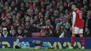 Bek Southampton, Jan Bednarek terbaring di lapangan setelah alami sedera usai berduel udara dengan Gabriel Martinelli (kanan) dalam laga Liga Inggris 2022/2023 di Emirates Stadium, London (21/4/2023). (AFP/Adrian Dennis)