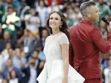 Penyanyi Rusia, Aida Garifullina, duet bersama penyanyi Inggris, Robbie Williams, saat pembukaan Piala Dunia di Stadion Luzhniki, Moskow, Kamis (14/6/2018). Laga pembuka Piala Dunia 2018 mempertemukan Rusia melawan Arab Saudi. (AP/Antonio Calanni)