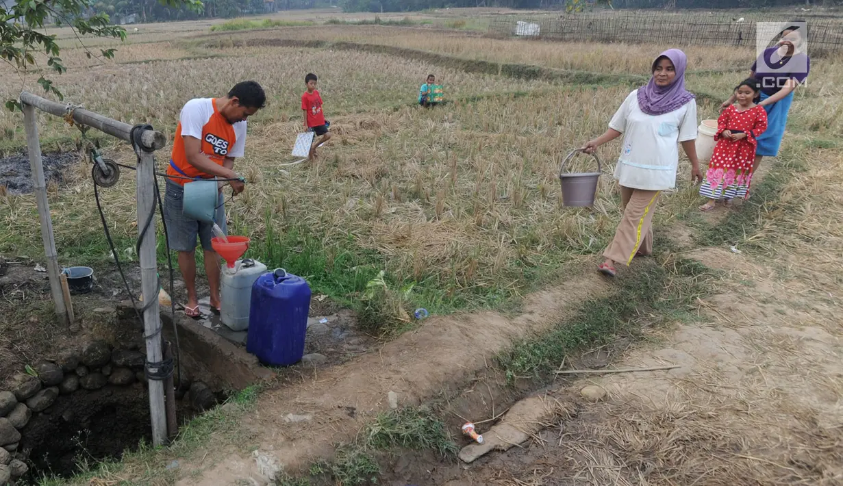 Warga mengambil air bersih di sumur yang tersisa di Kampung Babakan Raden, Cariu, Bogor, Jawa Barat, Kamis (2/8). Sumur tersebut menjadi sumber air bersih utama warga sekampung. (Merdeka.com/Arie Basuki)