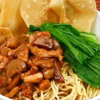 Mie Ayam bisa dikatakan sebelas dua belas dengan Bakso. Kuah gurih dengan saus sambalnya tentu saja sangat mengundang selera. (Istimewa)