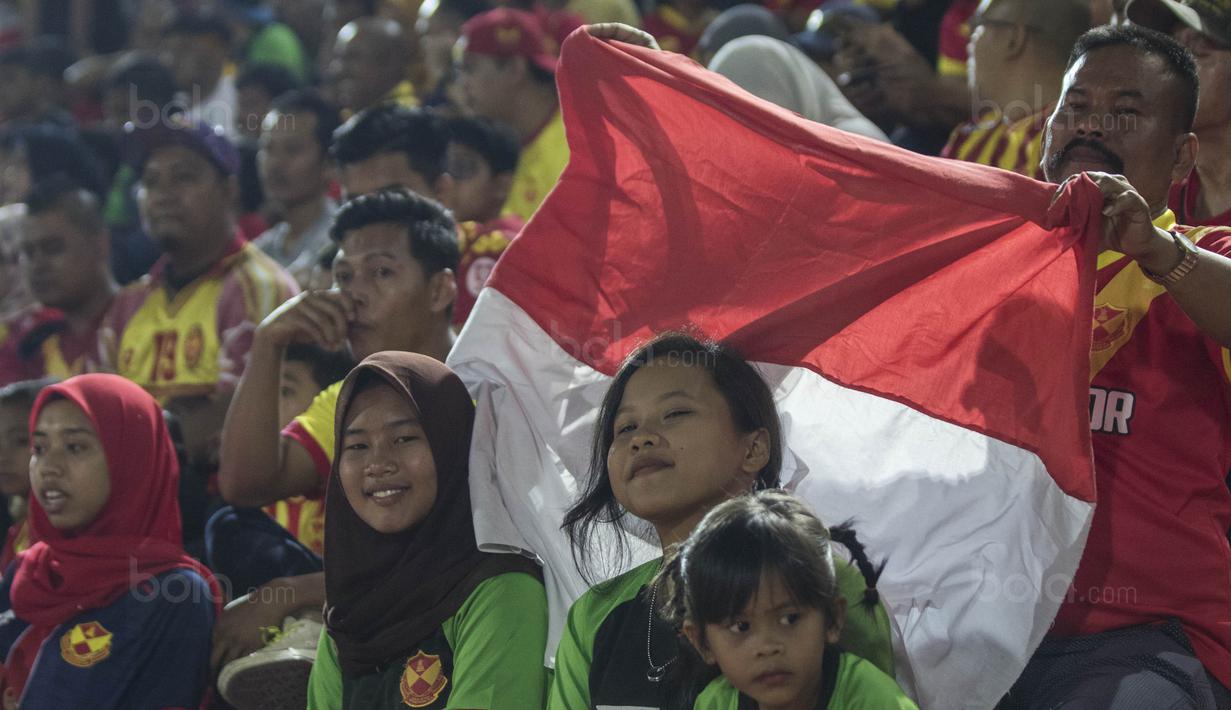Suporter Selangor FA mengibarkan bendera Indonesia saat melawan Kuala Lumpur FA pada laga Liga Super Malaysia di Stadion Kuala Lumpur, Cheras, Minggu (4/2/2018). Kuala Lumpur FA kalah 0-2 dari Selangor FA. (Bola.com/Vitalis Yogi Trisna)