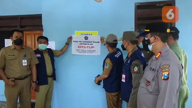 Satgas Covid-19 Banyuwangi Segel Gerai Rapid Test Antigen Tidak Memiliki Ijin di Kawasan Pelabuhan Ketapang Banyuwangi. (Hermawan Arifianto/Liputan6.com)