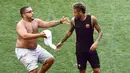 Seorang fans masuk ke lapangan mengejar pemain Barcelona, Neymar, saat latihan di Red Bull Arena, New Jersey, Jumat (21/7/2017). Latihan ini dilakukan jelang laga ICC 2017 melawan Juventus. (AFP/Jewel Samad)