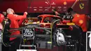 Teknisi pembalap Ferrari asal Spanyol, Carlos Sainz Jr, terlihat bekerja di paddock di sirkuit Internasional Shanghai pada 18 April 2024. (Hector RETAMAL/AFP)