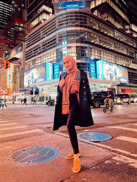 Street style Olla Ramlan satu ini bahkan banjir pujian netizen. Dirinya terlihat menggunakan busana kasual serta long jacket untuk menambah kesan elegan. (Liputan6.com/IG/@ollaramlan)