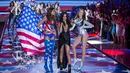 Penampilan penyanyi Selena Gomez bersama sejumlah model di atas panggung Victoria Secret Fashion Show 2015 di New York, Selasa (10/11/2015). (REUTERS/Lucas Jackson)