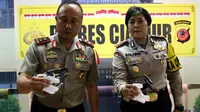 Kapolda Jabar Irjen Agung Budi Maryoto menunjukkan barang bukti berupa senjata api dari tangan 4 teroris yang ditangkap di Cianjur. (Liputan6.com/ Achmad Sudarno)