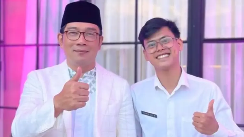 Guru Muda ASN Bernama Husein Ali Rafsanjani Akhirnya Bertemu Gubernur Jawa Barat, Ridwan Kamil. Pertemuan Ini Terkait Dugaan Praktik Pungutan Liar (Pungli) Oleh Pemerintah Kabupaten Pangandaran yang Membuat Guru Muda Husein Viral (instagram.com/ridwankamil)