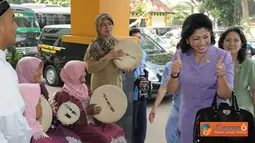 Citizen6, Cipayung: Ketua Umum Dharma Pertiwi, Tetty Agus Suhartono melakukan kunjungan sosial ke Panti Sosial Tresna Werdha Budi Mulia 1, yang disambut musik Rebana bertempat di Cipayung, Jakarta Timur, Rabu (11/4). (Pengirim: Badarudin Bakri)