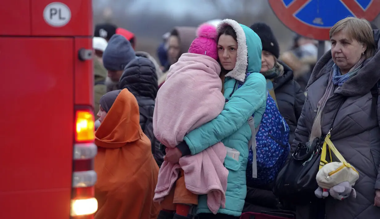 Pengungsi, sebagian besar wanita dan anak-anak, menunggu transportasi di perbatasan di Medyka, Polandia, Sabtu (5/3/2022). Mereka melarikan diri dari invasi Rusia di Ukraina. (AP Photo/Markus Schreiber)