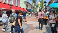 Wisatawan asing mengunjungi Masjid Sultan di kawasan Kampong Glam, Singapura, Jumat (6/10/2023). (Foto:Liputan6.com/Agustina Melani)