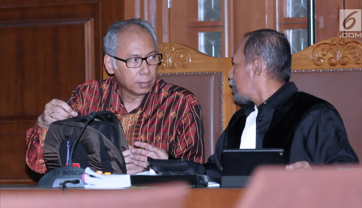 Terdakwa merintangi penyidikan korupsiE-KTP, Bimanesh Sutarjo (kiri) berbincang dengan penasehat hukumnya usai menyimak keterangan Setya Novantopada sidang lanjutan di Pengadilan Tipikor, Jakarta, Jumat (27/4). (Liputan6.com/Helmi Fithriansyah)