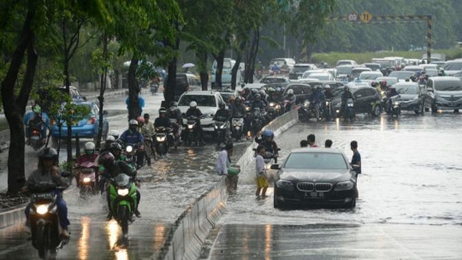 Hujan Sedang hingga Lebat Berpotensi Guyur Sejumlah Kota, Ini Daftarnya