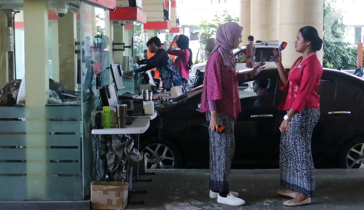 Hal ini dikarenakan, RA Kartini, tokoh emansipasi perempuan tersebut semasa hidupnya kerap menggenakan kebaya. (Liputan6.com/Herman Zakharia)