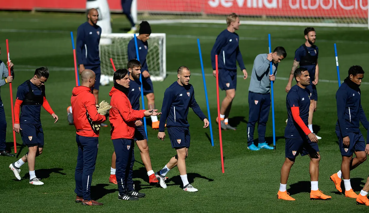 Para pemain Sevilla berlatih jelang menjamu Manchester United (MU) pada leg pertama babak 16 besar Liga Champions di Ciudad Deportiva, Stadion Ramon Sanchez Pizjuan, Sevilla, Spanyol, Selasa (20/2). (Cristina Quicler/AFP)