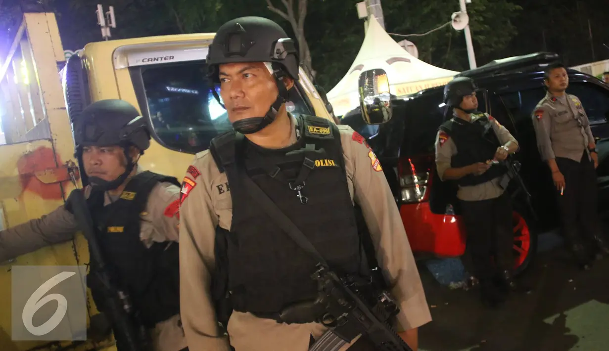 Sejumlah petugas kepolisian berjaga di kawasan Bundaran HI, Jakarta, Sabtu (31/12). Meskipun car free night ditiadakan ratusan warga tetap memadati kawasan Bundaran HI. (Liputan6.com/Immanuel Antonius)
