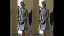 Kate Middleton terlihat tampil klasik dengan terusan abu-abu dan hiasan kepala berwarna senada, Inggris, (21/10/14). (AFP PHOTO/POOL/Carl Court)
