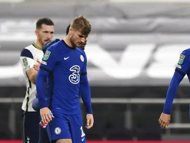 Pemain Chelsea tampak kecewa usai ditaklukkan Tottenham Hotspur pada laga Piala Liga Inggris di London, Rabu (30/9/2020). Tottenham menang adu penalti dengan skor 5-4 (1-1). (Neil Hall/Pool via AP)