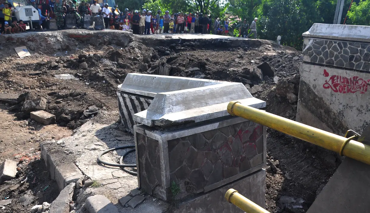 Perbaikan secara permanen pada bagian jembatan yang rusak itu tidak bisa dilakukan dalam waktu dekat karena harus membongkar fondasi bagian bawah yang membutuhkan waktu lama. (ANTARA FOTO/Oky Lukmansyah)