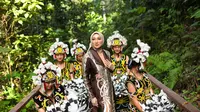 Lia Afif menghadirkan koleksi batik dengan pewarnaan alam serbuk kayu ulin khas Kutai Timur, Kalimantan Timur. (Dian Kurniawan/Liputan6.com)