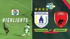Rizky Pellu memiliki peluang mencetak gol, namun bola masih melenceng ke arah tiang gawang.