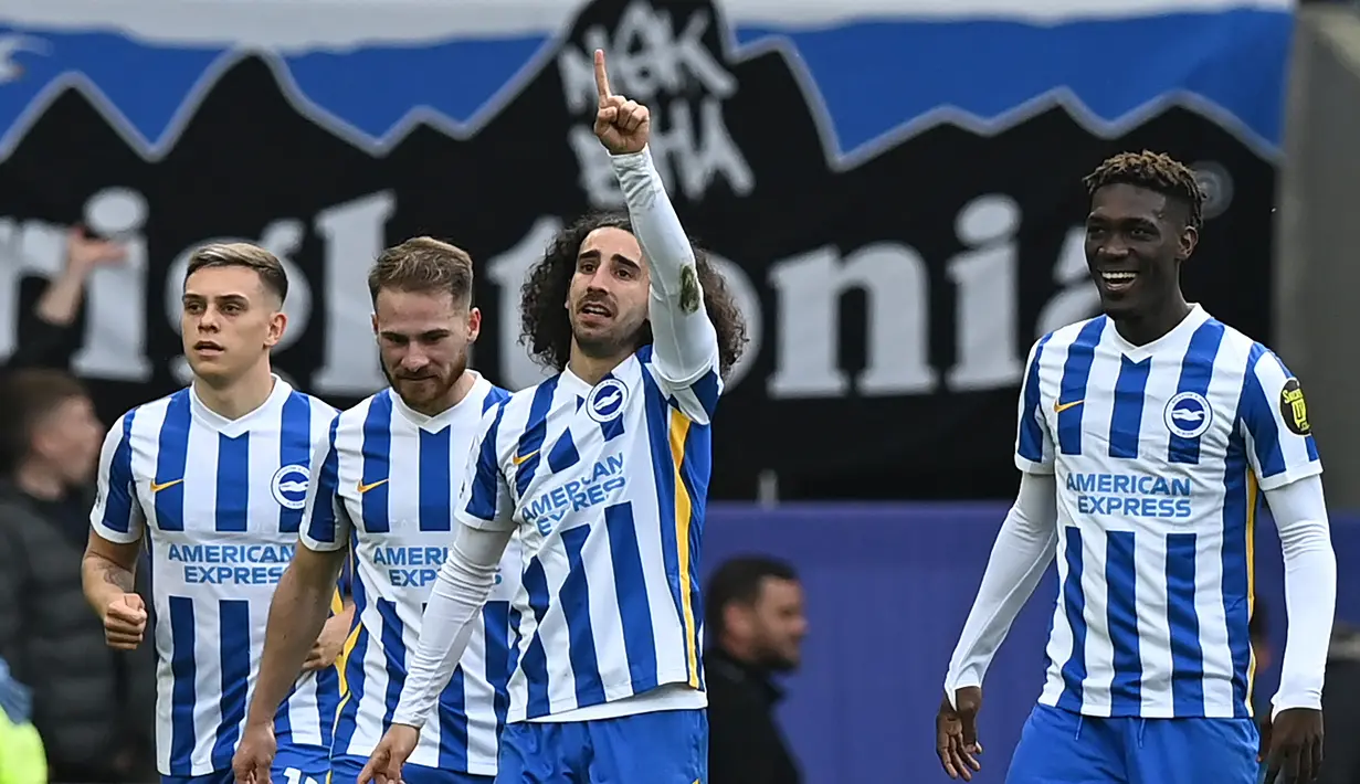 Brighton and Hove Albion. Klub berjuluk The Seagulls ini mengakhiri musim 2021/2022 dengan menempati posisi ke-9 di klasemen akhir dan merupakan raihan terbaik sepanjang sejarah klub. Sebelumnya klub asuhan Graham Potter tersebut lebih sering finis di posisi papan bawah. Salah satu kemenangan spektakuler Marc Cucurella dan kawan-kawan diraih saat menghancurkan Manchester United 4 gol tanpa balas di pekan ke-36 (7/5/2022). (AFP/Glyn Kirk)
